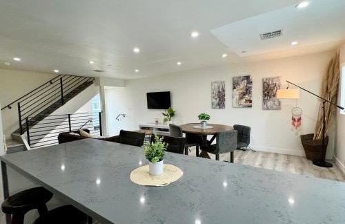 Cozy Chamber 3 BR Hollywood Townhouse - Photo 7