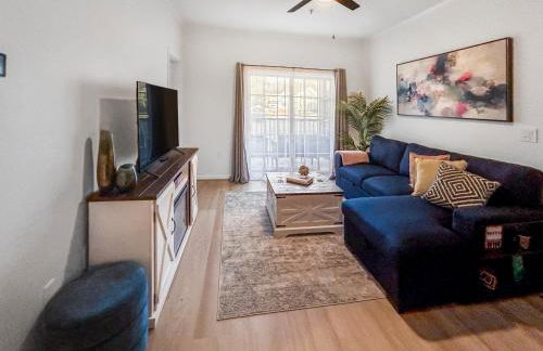 Modern and Comfy-2BR 2BA with pool access - ground floor, Near Outlets & Beaches - Foto 18