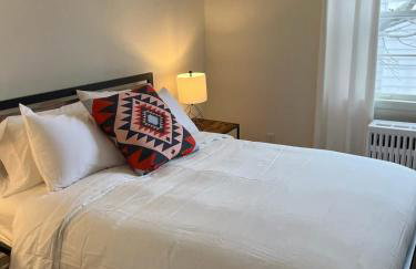 Spacious 4 BR 2BA Home with Bar and Fenced Yard - Foto 27