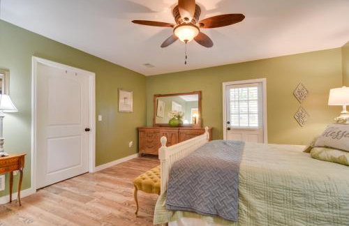 Riverfront Getaway with Hot Tub and Game Room! - Foto 20