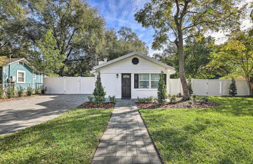 Chic Home with Fire Pit and Patio, Walk to Lake! - Foto 35