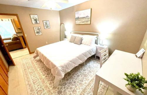 Spacious King Bed Suite at Antique Store - Foto 14