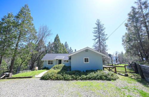 Near Yosemite Bass Lake Cabin with Hot Tub, Lake View, Pet Friendly - Photo 59