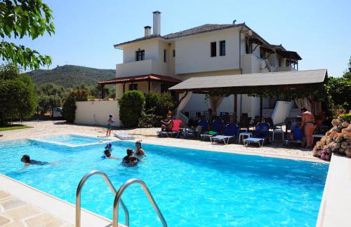 Palirria Hotel & Studios - Photo 1