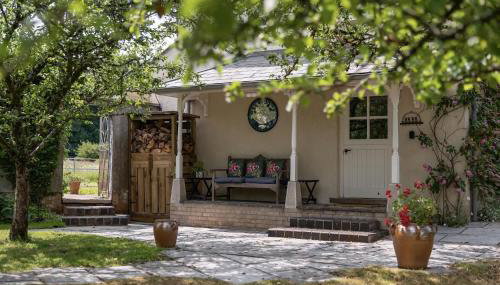 The East Wing Set in Beautiful Gardens Parking - Foto 5