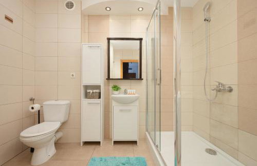 Apartament na Parterze z Parkingiem i Biurkiem do Pracy Zdalnej w Piasecznie by Noclegi Renters - Foto 8