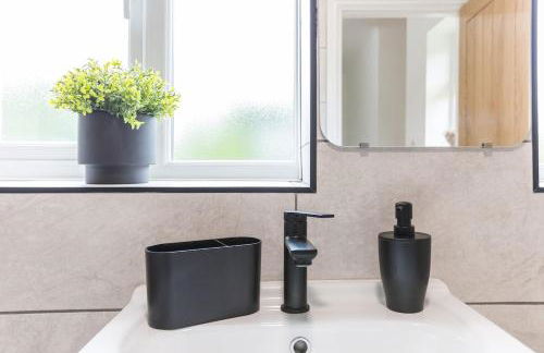 4 Bed Home sleeps 7 close to Cheshire Oaks Princes Rd - Photo 35