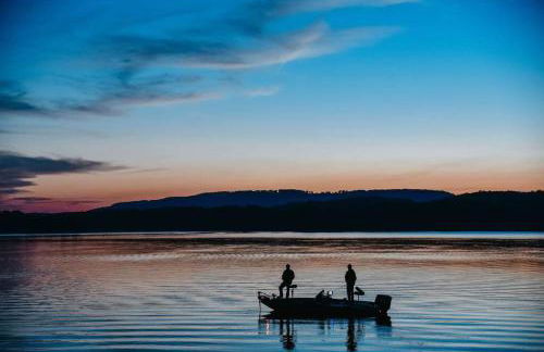 Rustic Chic Alabama Cabin w Loft Fire Pit Pet Friendly Fenced Yard Lake Guntersville - Lucky Lodge - Foto 62