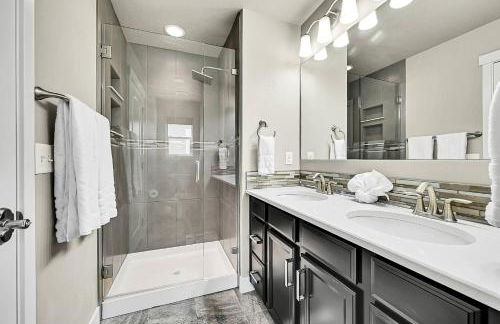 Modern 5BR/3BA Luxury Home|Movie Nights & Comfort - Foto 44