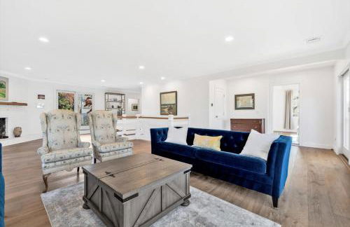 Waterfront Retreat with Private Dock and Fire Pit, Sleeps 8, Outdoor Dining, Spa-Style Primary, Gourmet Kitchen with Dual Dishwashers, Gas Fireplace, River Views, Bright Open Layout, Central AC, Perfect Coastal Escape for Families, 24 Hr Hospitality - Foto 47