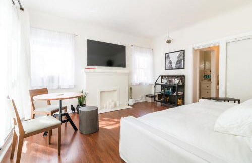 Sunny Boho Chic West Hollywood Flat! - Photo 8