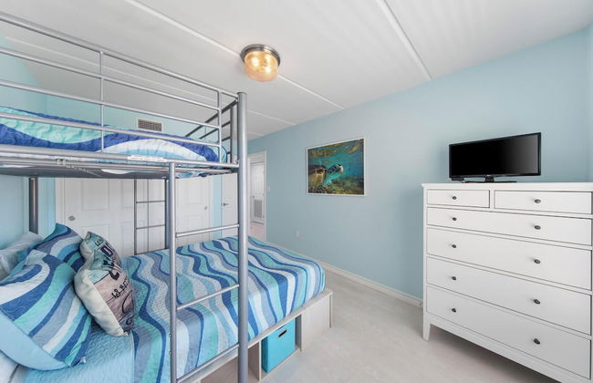 Modern Retreat, Block to Beach w Pool & Balcony - Foto 1