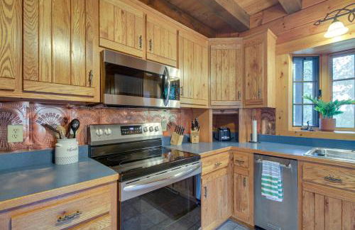 Peaceful Raphine Cottage with Deck and Fireplace! - Foto 7