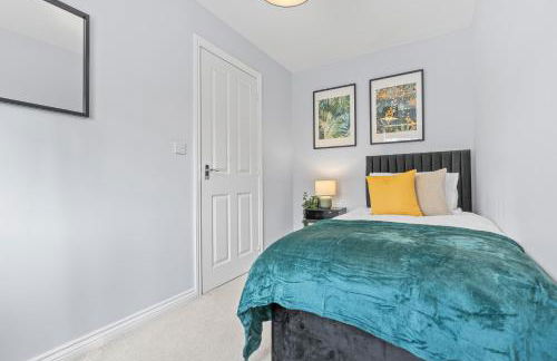 Stylish 4 Bedroom House in St Neots w Free Parking - Foto 27
