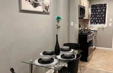 Cozy Modern Home with Large Fenced in Backyard - Foto 3