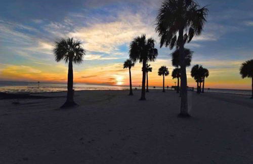 Modern 3BR Home, Saltwater Pool, Fenced Yard - Foto 29