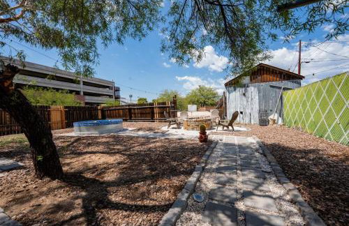 Work Desk- FirePit-Pool-Steps to UofA - Foto 33