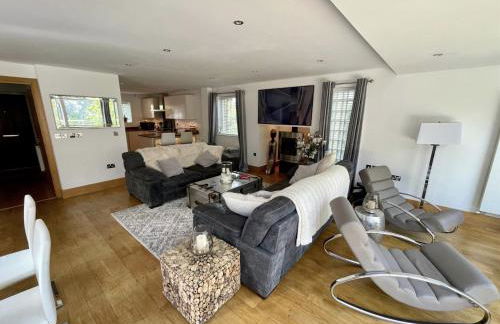 Modern contemporary home in beautiful setting - Foto 31