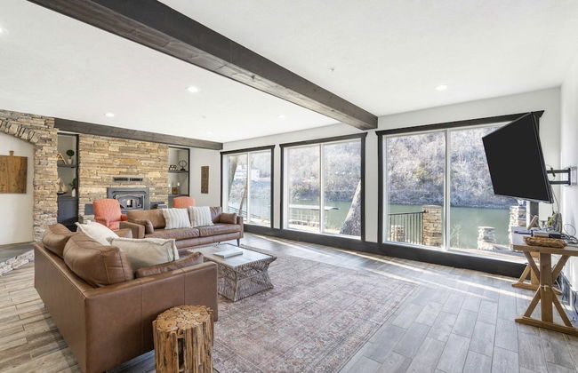 Foggy River Retreat For 16! - Photo 1