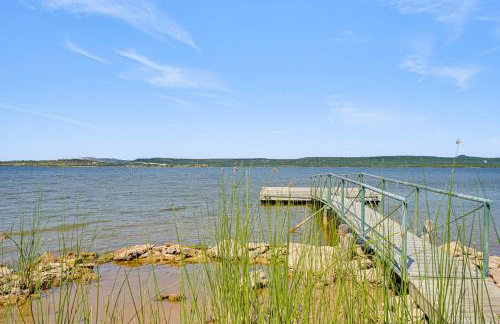 Lakefront Gem with Hot Tub and Game Room in Graford - Foto 35