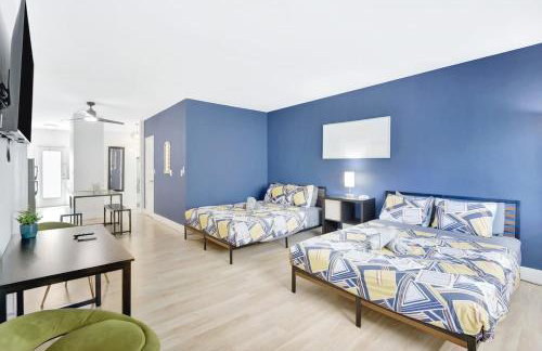 1BR Miami Beach Apt with King plus 2 Queens & Parking - Photo 1