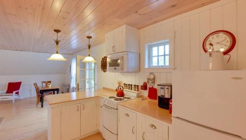 Beachfront Brooklin Studio with Private Balcony! - Photo 4