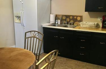 Historic Upstairs Apartment - Foto 9