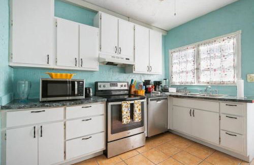 Beautiful Home Steps from the beach + Side Porch - Foto 19