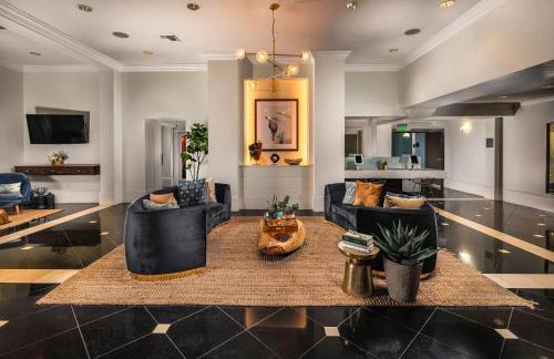 Stylish 2 Bed 2.5 Bath Condo Near Beverly Hills. - Photo 41