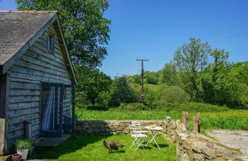 Escape to an Idyllic Countryside Couple's Retreat - Photo 21