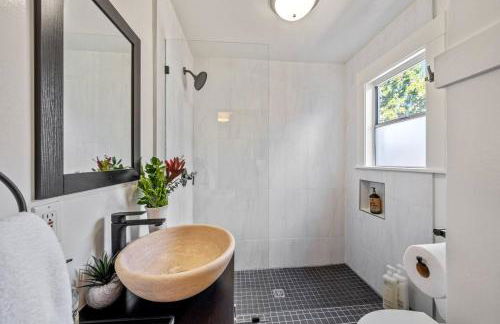 Refined and Roomy 1BD House with Laundry - Foto 22