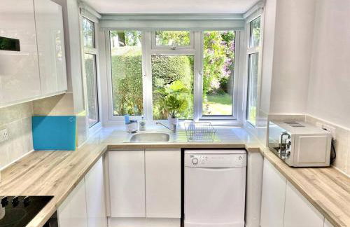 EasyRest - Spacious Detached House - 10 Beds - 5 Bedrooms - 4 Bathrooms - Secure Parking 5 Vehicles - Excellent Road Links - Perfect for Contractors & Large Groups - Foto 27