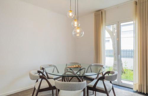 Modern 3BR Home, AC in All Rooms, Walk to 2 Beaches, Private Patio, Washer & Dryer - Photo 9