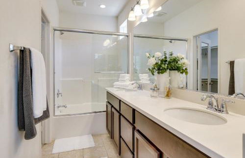 Walk to Public Transit Oceanside Home with Balcony - Photo 17