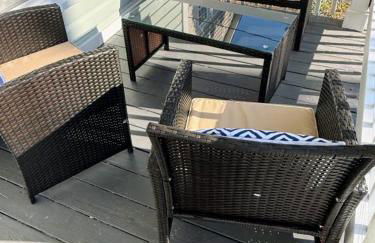 Newly Renovated 2 Bedroom - A Seasoned SuperHost - Photo 8