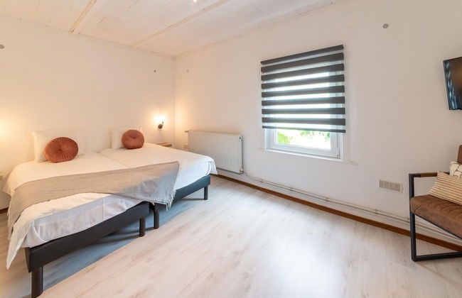 Spacious Villa With Tennis - Photo 4