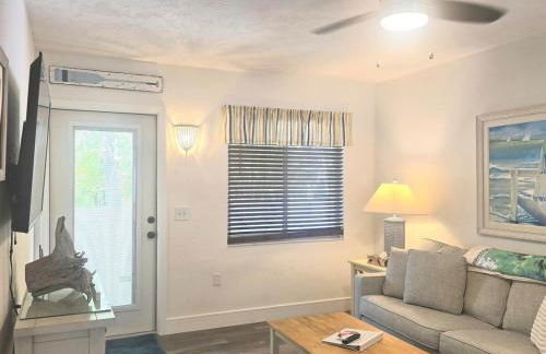 An Island Getaway at Palm Tree Villas - Photo 36