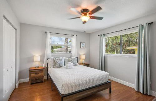 3BR 2BA Heated Pool Home Pool Table Great Location - Foto 18