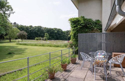 The East Wing Set in Beautiful Gardens Parking - Foto 20