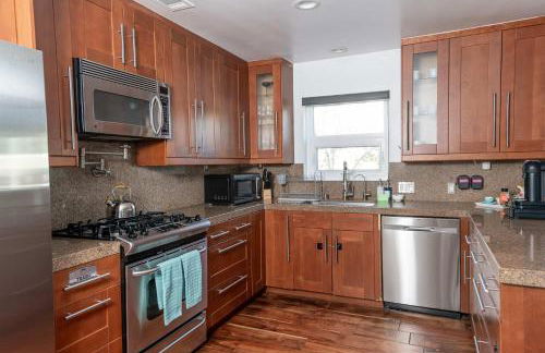 Chic SD Basecamp - Walk to Downtown - Foto 21