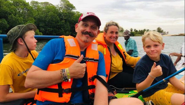 Uma família desfrutado do tour