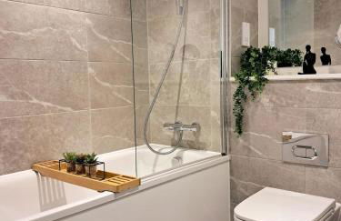 Lets Stay SA Manchester I 2Bed 2Bath l Waterfront l Private Balcony I Relaxing Retreat I Great Location - Foto 6