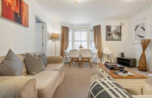 Spacious Apartment with Parking! - Photo 5