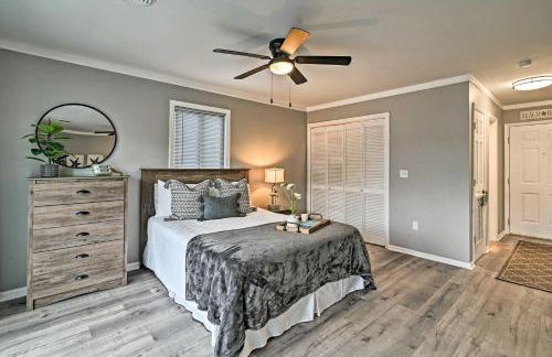 Couples Retreat with Balcony in Surfside Beach! - Foto 9