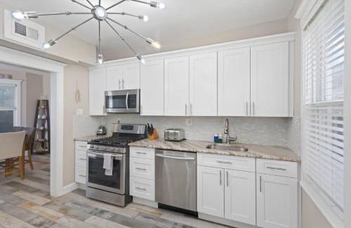 Dazzling Bungalow within 2 Blocks of Beach - Foto 11