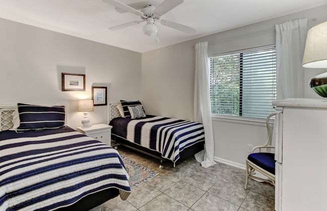 Secluded Condo with Peaceful Wooded Views and Easy Access to the Beach by RedAwning - Foto 5