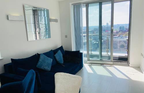 Award Winner of 2026 &2025 traveller & Best guest rated apartment, two bedroom, #1 Leeds city centres most central location, Great 180 degree views,balcony , PARKING onsite, Netflix & WiFi - Foto 30