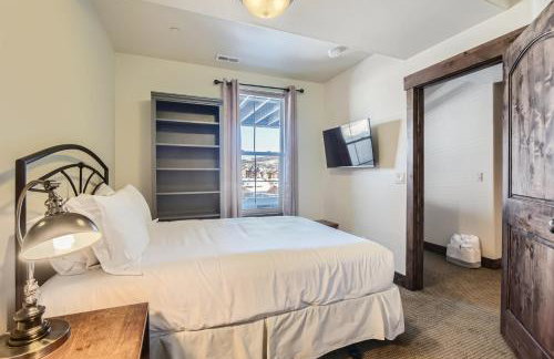 Private Hot Tub, Close to Resorts - Private Hot Tub - Close to PC, Mountain Mansion Family Getaway - Photo 30