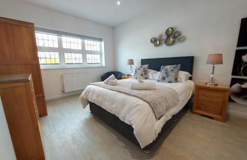 Meadow View Apartments are 2 and 3 bedroomed with private parking - Foto 90