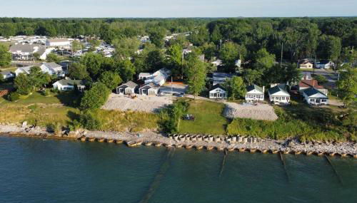 5 Bedroom Lakeside Home Sleeps 12 - Shared Lake Access, Large Yard, Central Air, Fire Pit, Horseshoes & More! - Photo 5